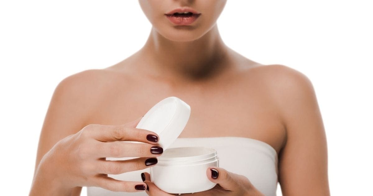 idratare la pelle donna con crema idratante