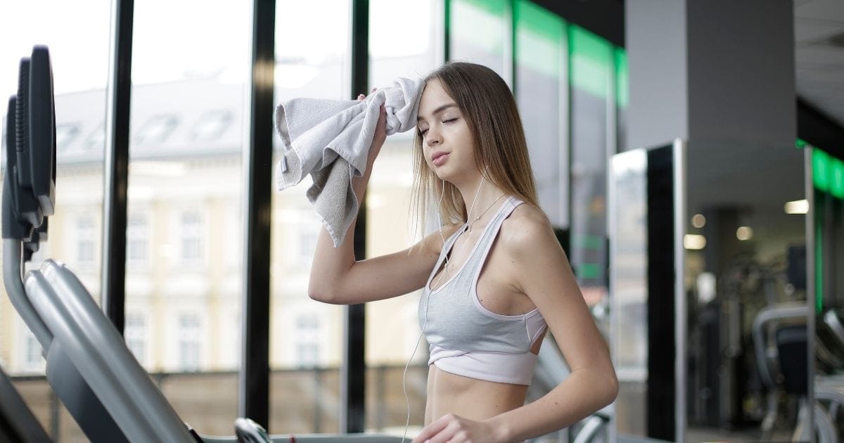 ragazza suda - perché integrare i sali minerali ragazza suda - perché integrare i sali minerali