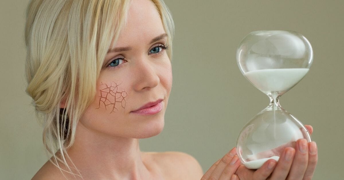 integratori anti invecchiamento integratori anti invecchiamento - donna con clessidra in mano