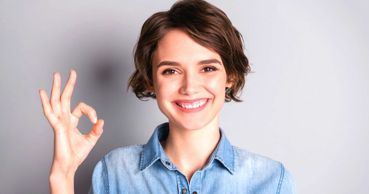 ragazza che indica ok per quanti pmm deve avere l'argento colloidale ragazza che indica ok per quante pmm deve avere l'argento colloidale