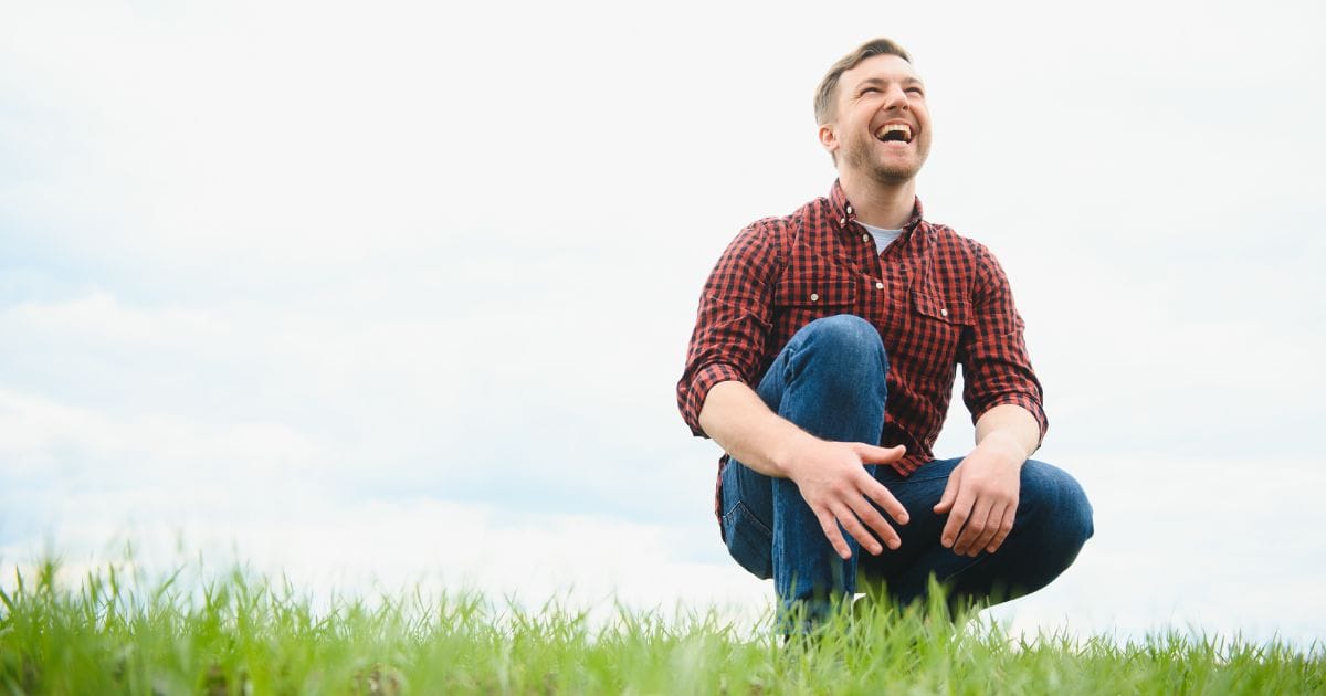 uomo in un prato felice