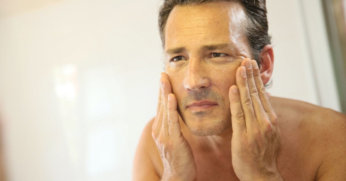 uomo che si guarda allo specchio