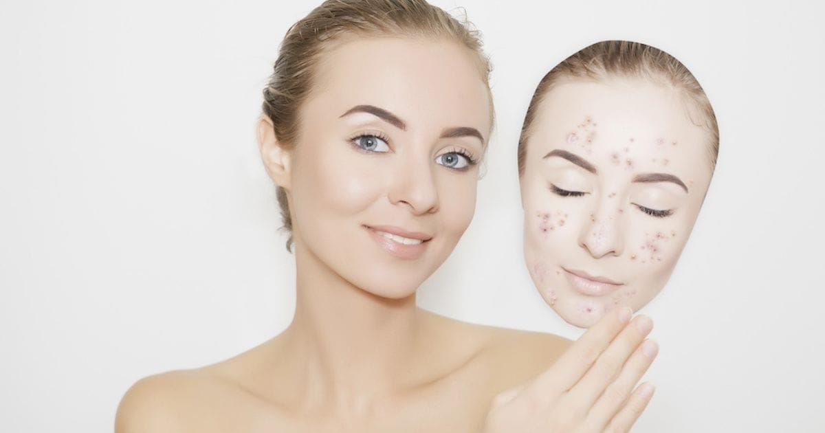 donna con maschera di sé stessa con pelle impura