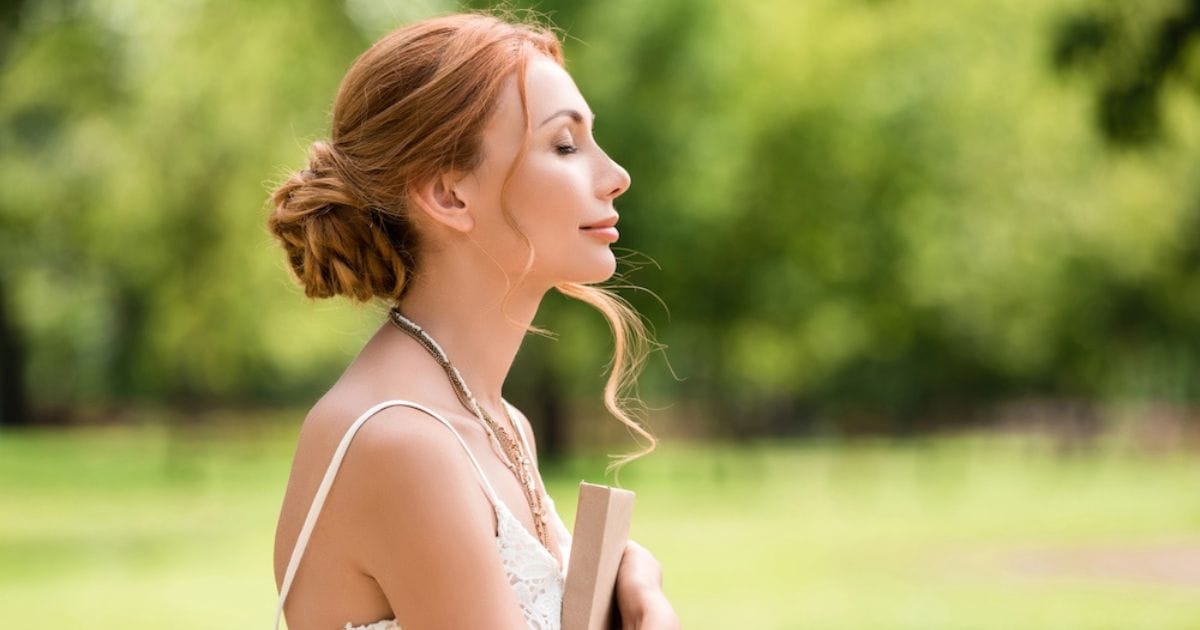 ragazza serena in un parco