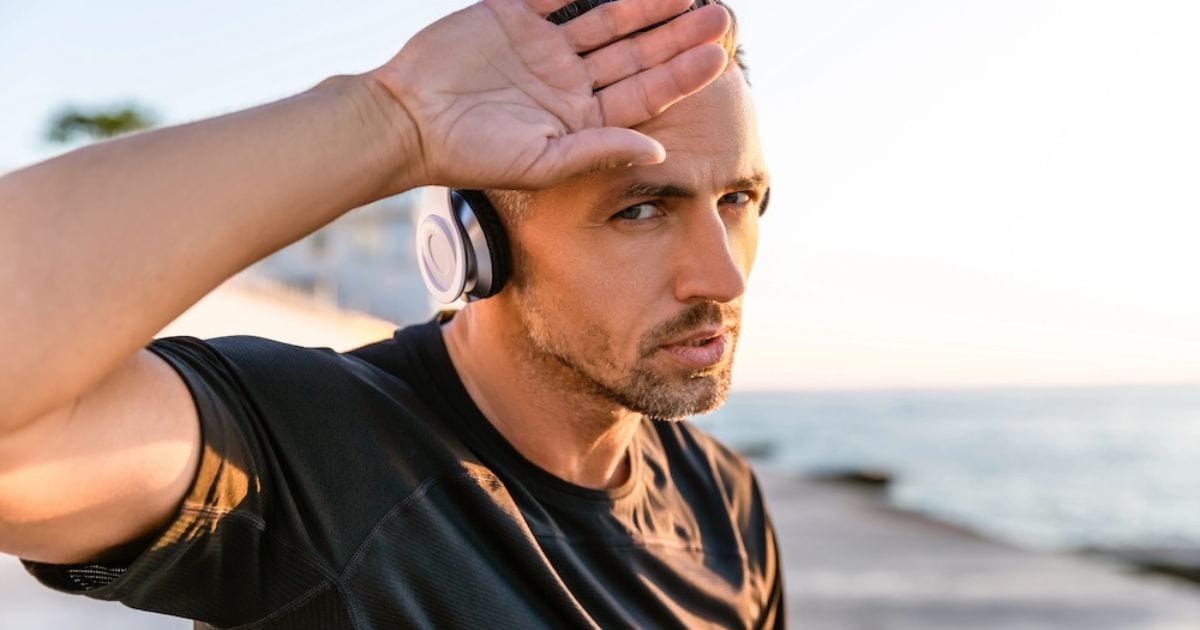 ragazzo affaticato per la sudorazione eccessiva