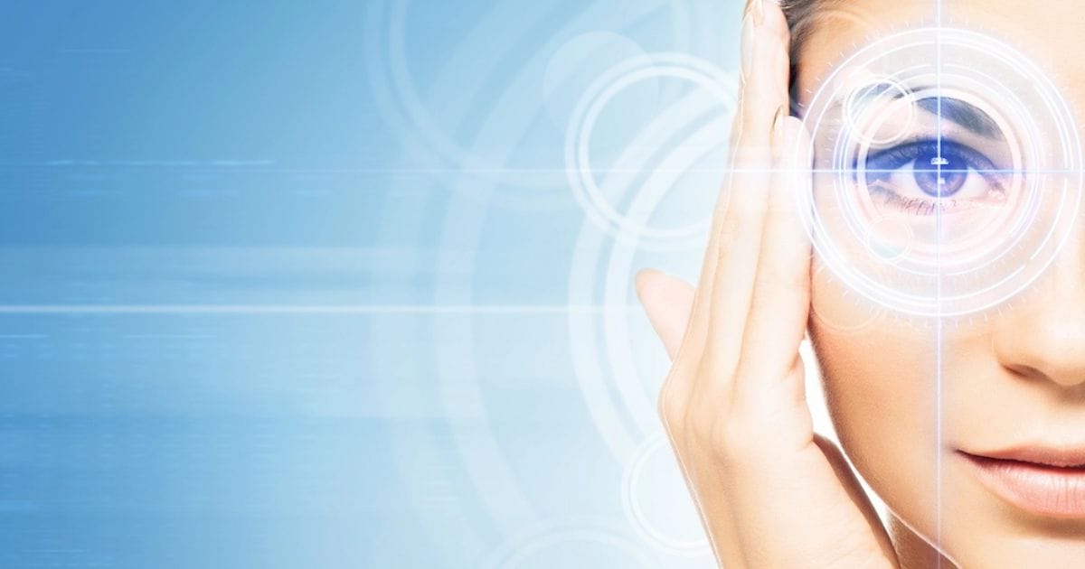 donna con mano sul mento e occhi cerchiati con grafica bianca che li illumina