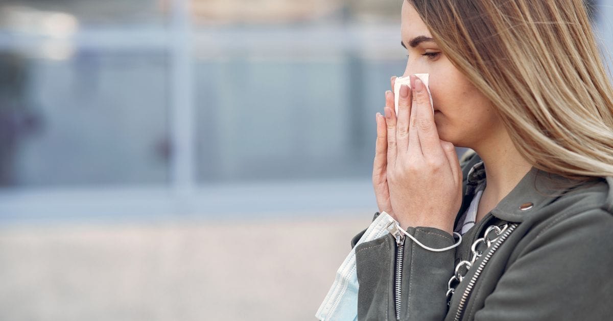 donna si soffia il naso