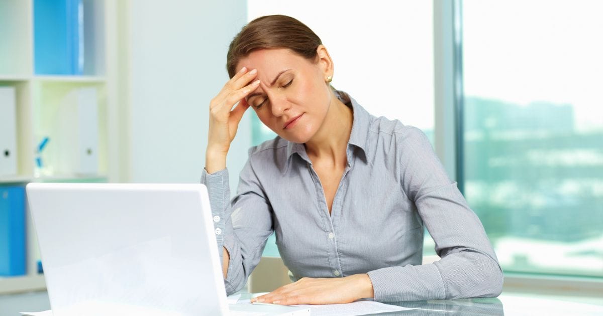 donna spossata seduta al computer