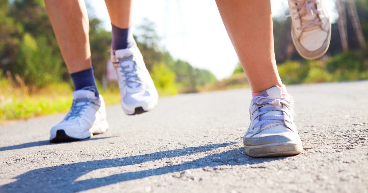 immagine di piedi che camminano in un parco