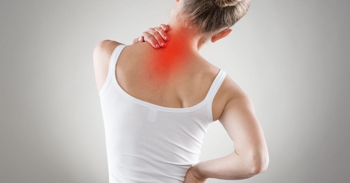 donna con schiena infiammata
